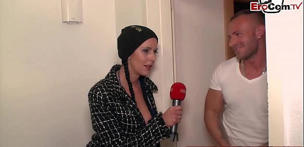 Öffentliches Pornocasting auf der Straße mit deutscher Teen